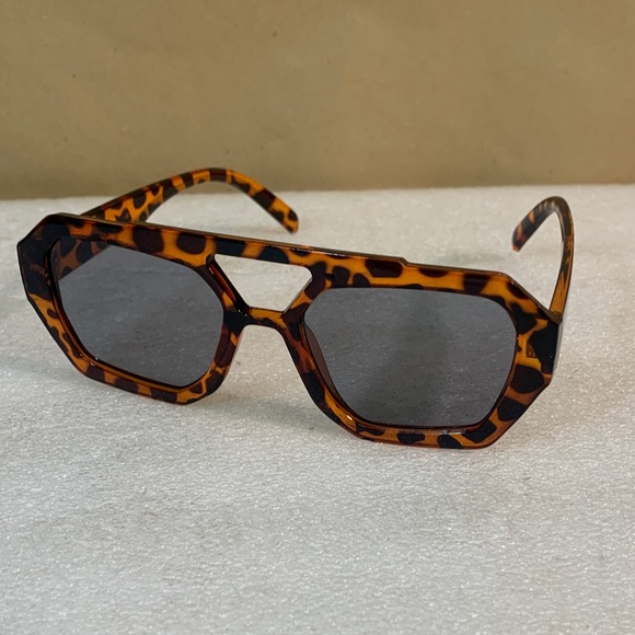 Tortoise Shell Sunglasses - Picture 6 of 6